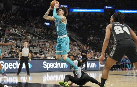 鲍尔27+15卡斯尔26分 马威14+10黄蜂击败马刺