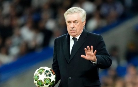 联赛落后巴萨4分，欧冠惨败阿森纳，皇马球迷怒了：安切洛蒂下课