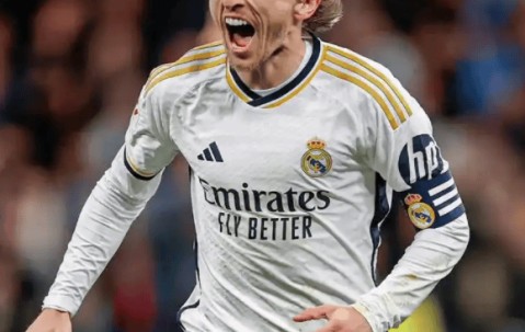 大幅降薪＋接受替补！金球先生忠义无双，皇马赞赏，送退役盛典