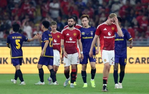 曼联0-1连友谊赛都无缘夺冠！阿莫林怒斥球员没斗志，呼吁球迷多嘘本队