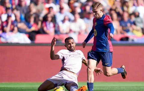 48万球迷见证，莱万绝世进球！巴萨20场不败，稳坐西甲榜首